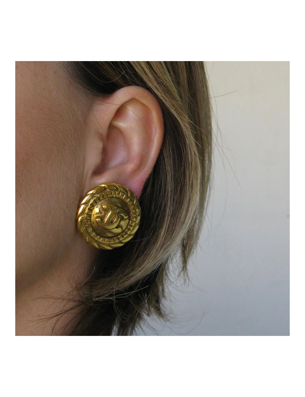 xxx Boucles d"oreille clips CHANEL vintage en métal doré.