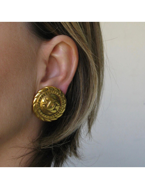 xxx Boucles d"oreille clips CHANEL vintage en métal doré.