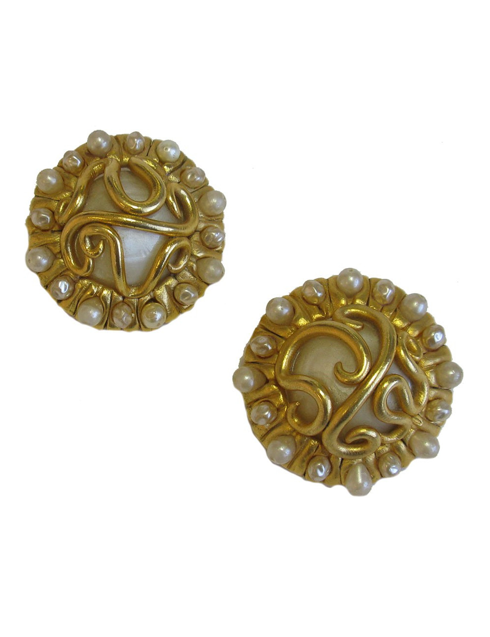 Boucles d'oreille clips CHANEL couture vintage en métal doré et perles nacrées