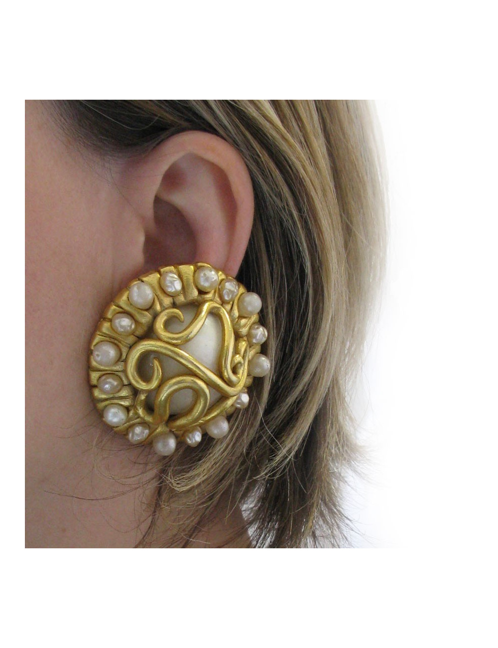  CHANEL vintage clip-on earrings in gilded metal, pearls 