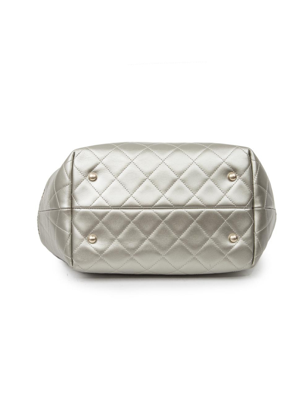 Sac CHANEL cuir matelassé et perforé