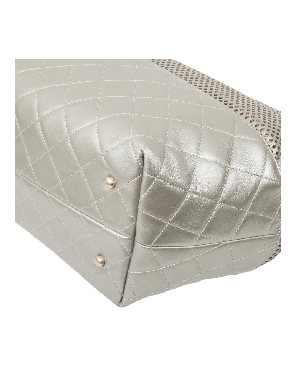 Sac CHANEL cuir matelassé et perforé