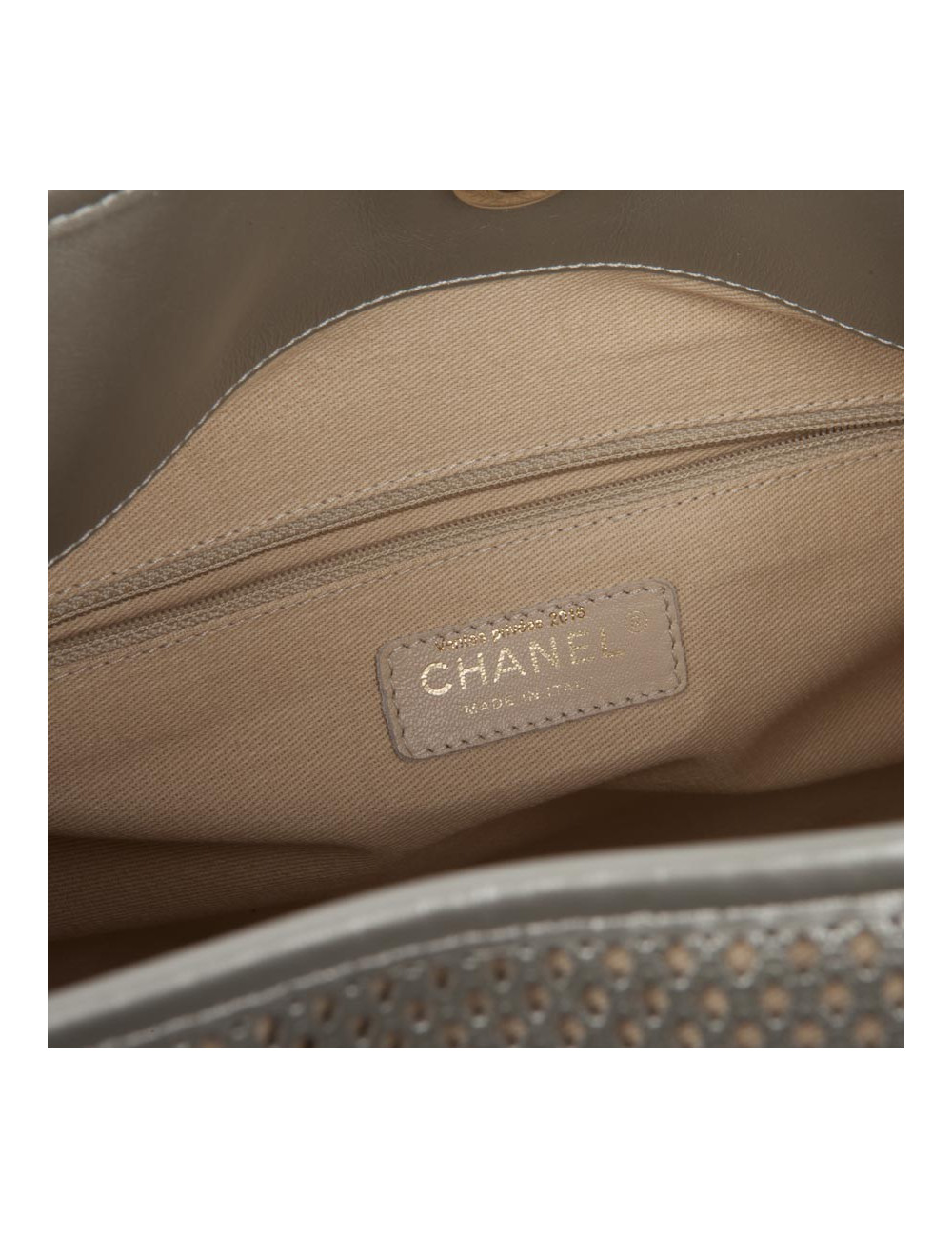 Sac CHANEL cuir matelassé et perforé