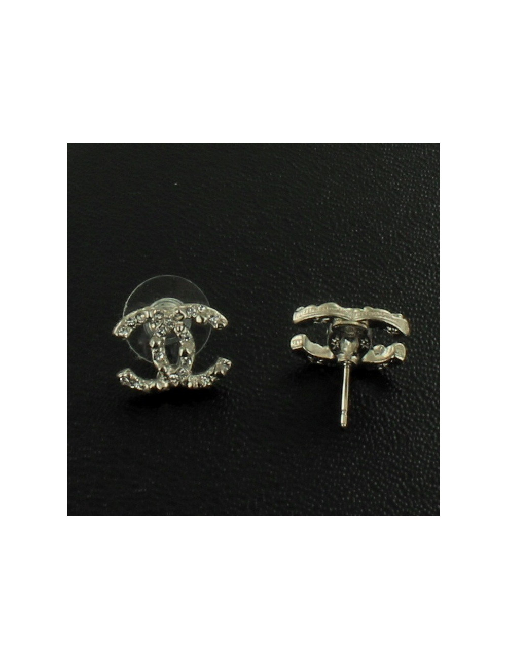 Clous d'oreilles CC CHANEL strass et métal argenté