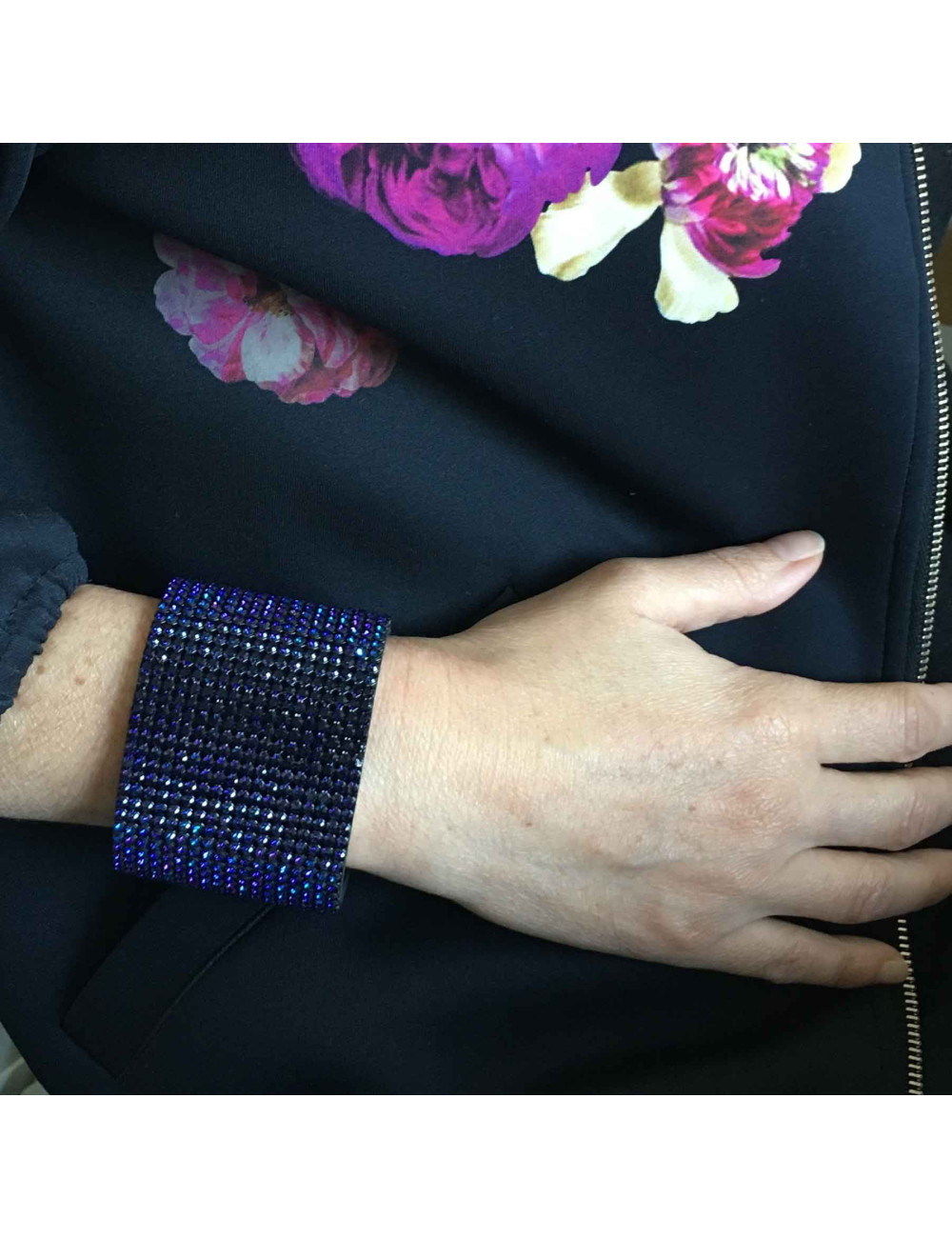 Manchette DANIEL SWAROVSKI sur crystal mesh violet foncé