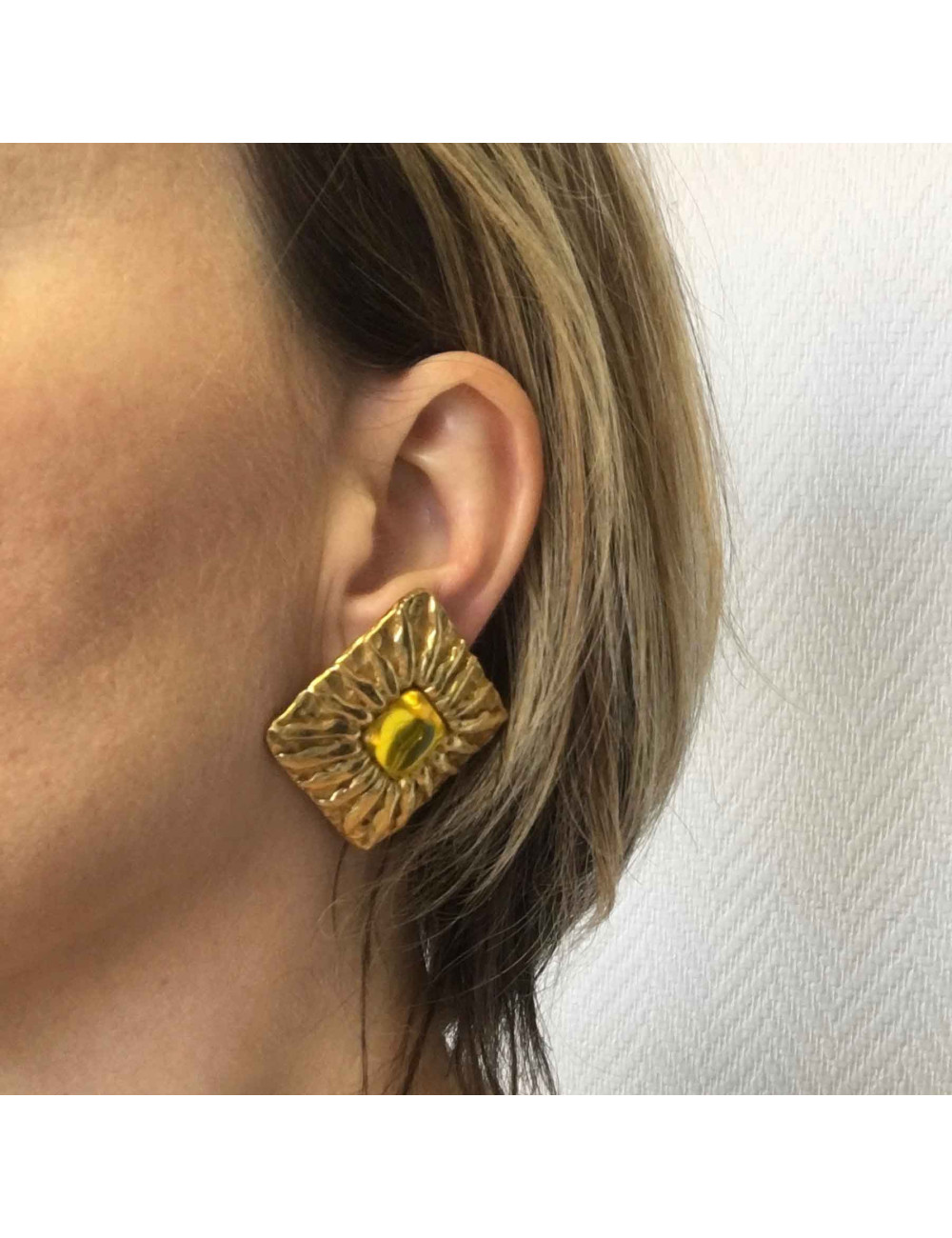 Boucles d'oreille clips JEAN PATOU en métal doré et pierre fantaisie jaune