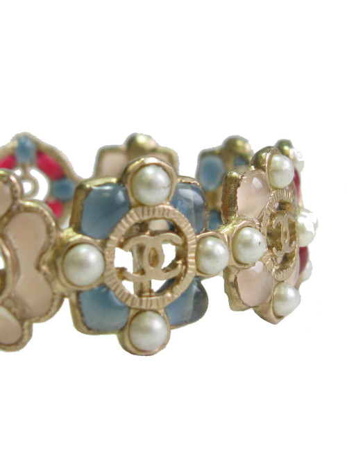 Bracelet CHANEL en métal doré, résine de couleur, perles nacrées et strass