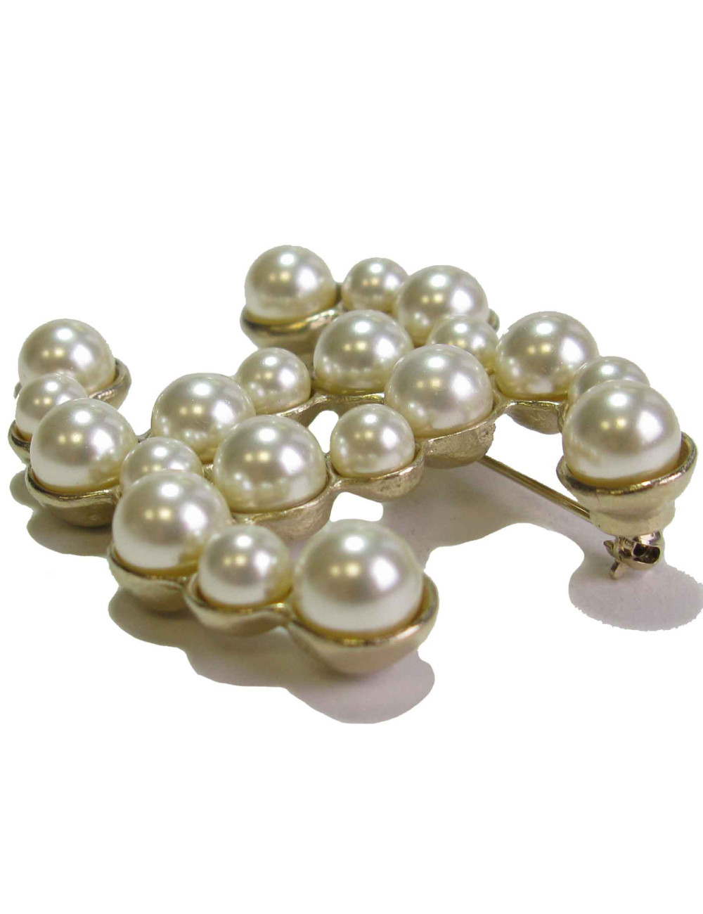 Broche CHANEL CC perles nacrées