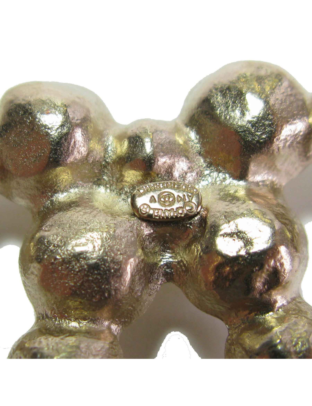 Broche CHANEL CC en métal doré et perles nacrées