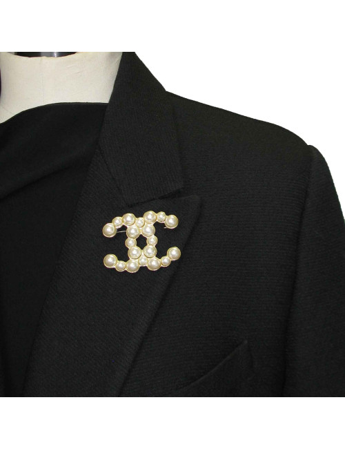 Broche CHANEL CC perles nacrées