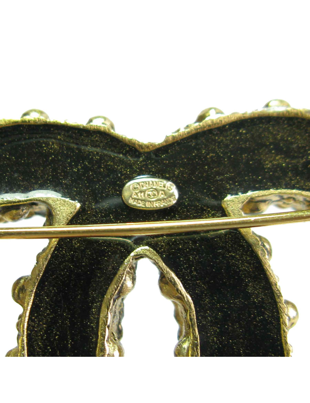 Broche CHANEL CC en métal doré vieilli