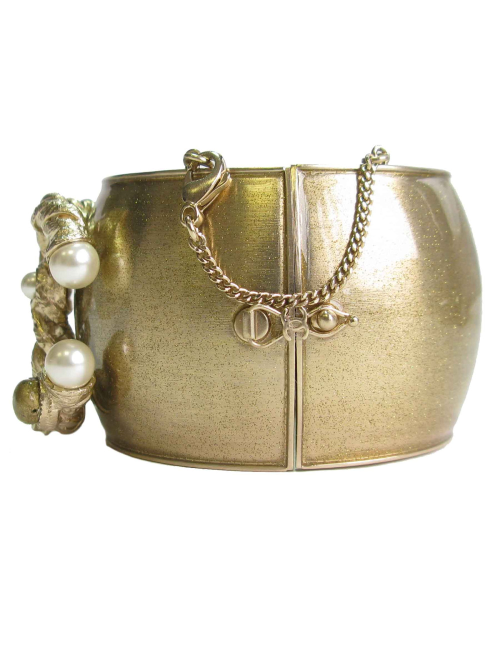 Manchette CHANEL en métal doré , CC, perles et résine or pailletée