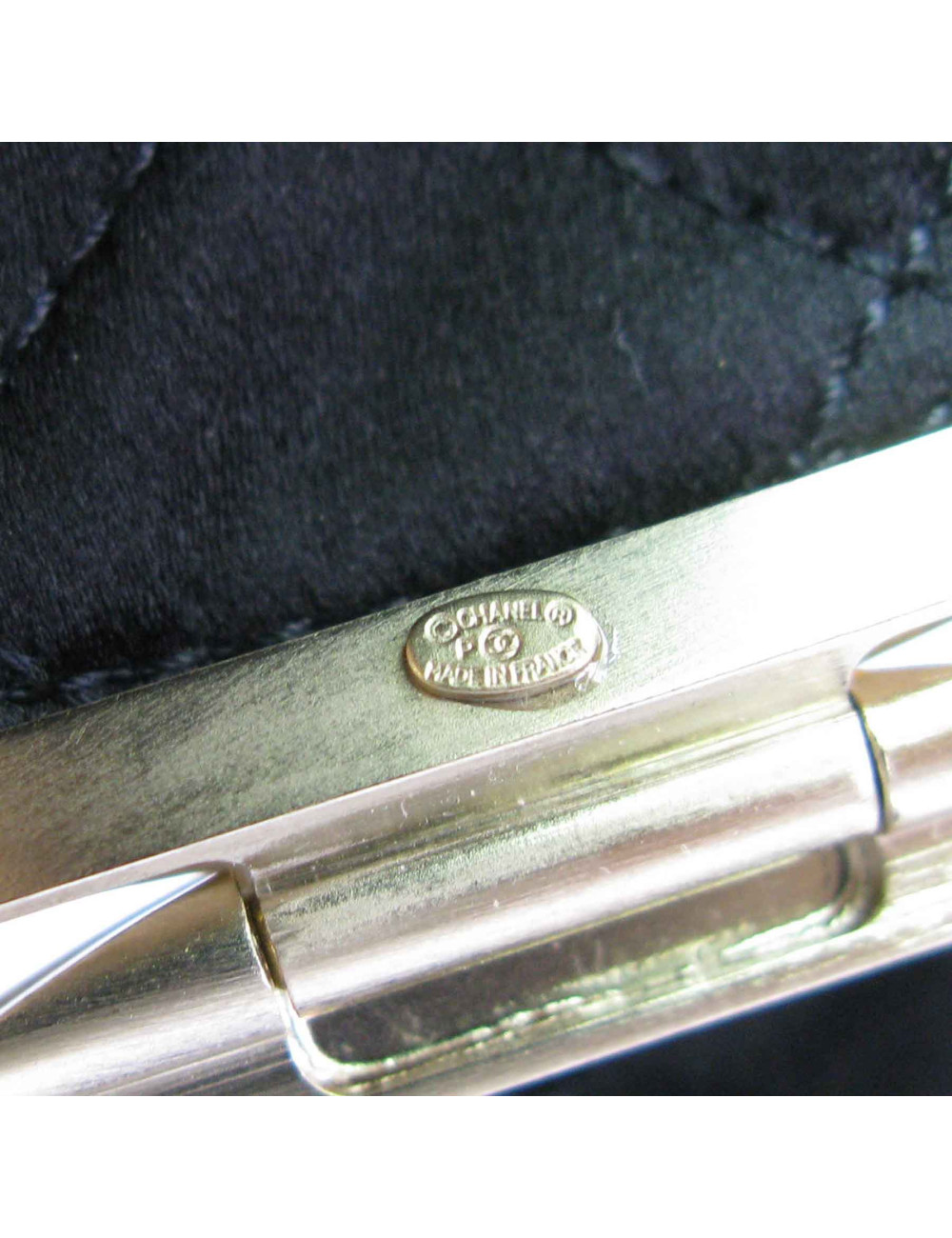 Manchette CHANEL en métal doré , CC, perles et résine or pailletée