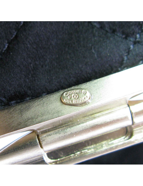 Manchette CHANEL en métal doré , CC, perles et résine or pailletée