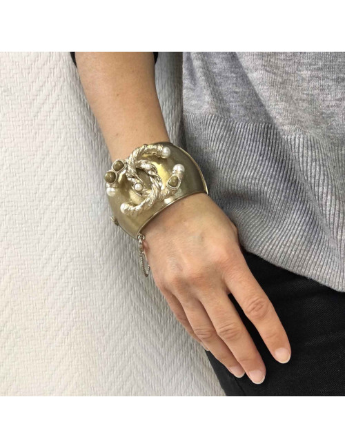 Manchette CHANEL en métal doré , CC, perles et résine or pailletée