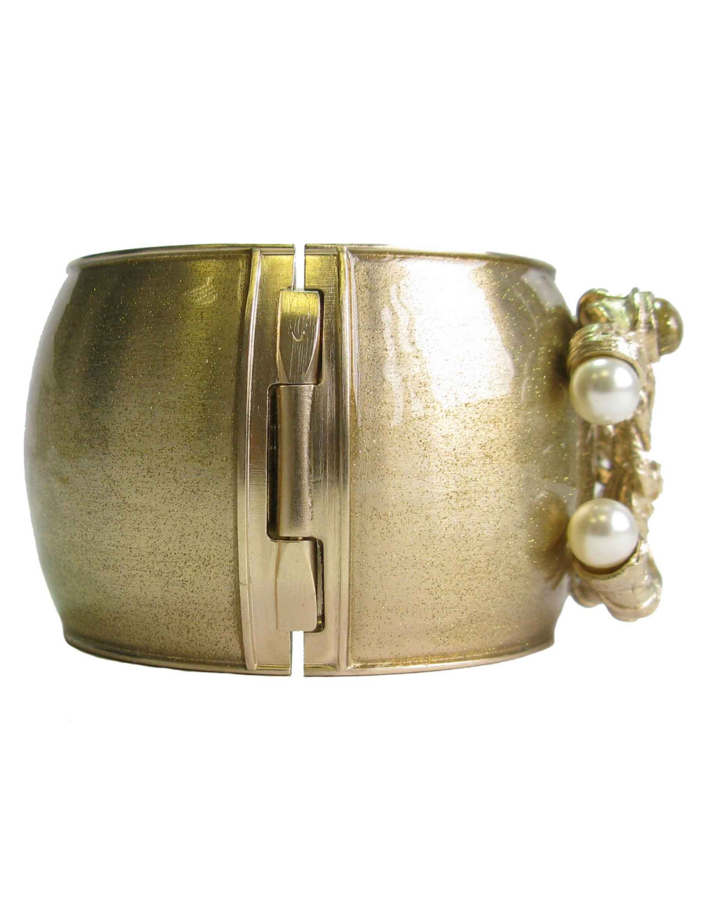 Manchette CHANEL en métal doré , CC, perles et résine or pailletée