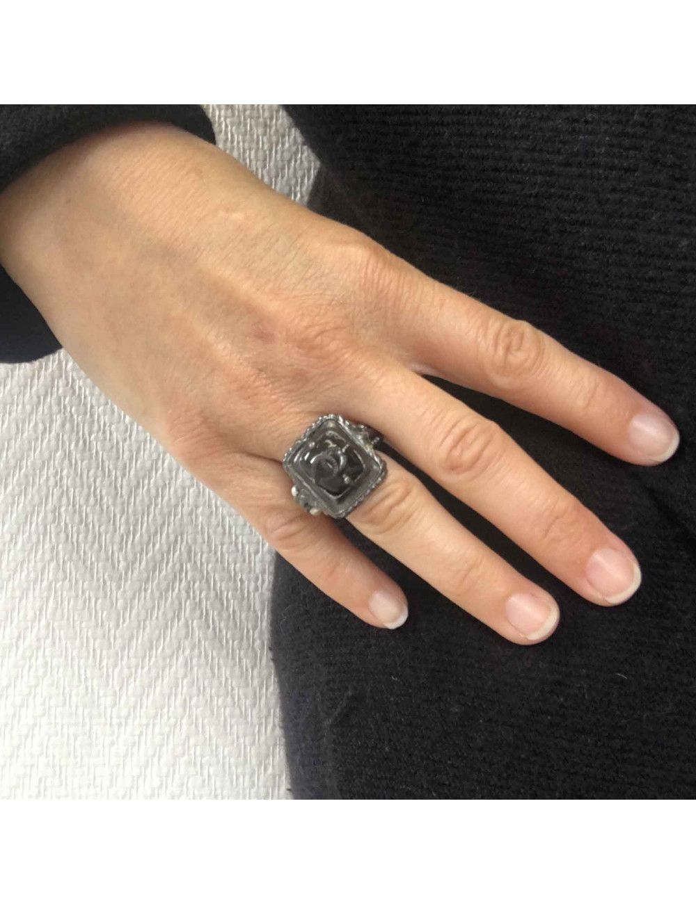 MANQUE PERLE Bague CHANEL T52 en ruthénium et résine noire