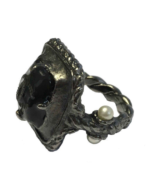  CHANEL ring in ruthénium, black resin and pearls Size 52FR
