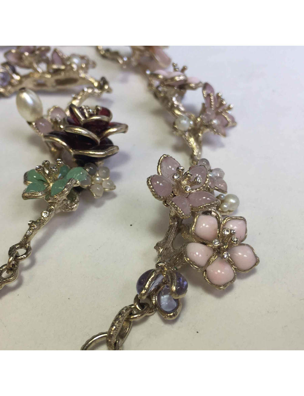 xxx Ceinture Couture CHANEL en métal doré or pâle, fleur en pâte de verre de couleur, perles nacrées et strass