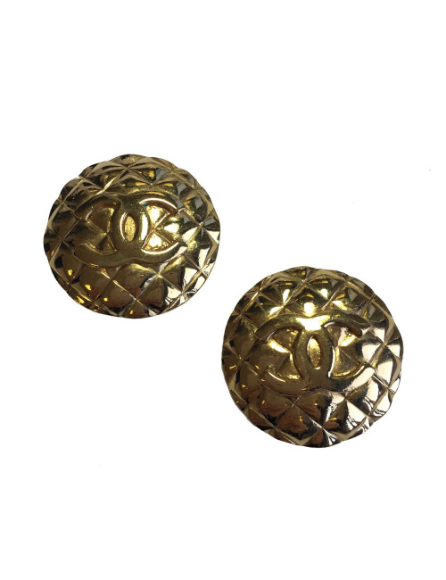 Boucles d'oreille clips CHANEL rondes en métal doré matelassé