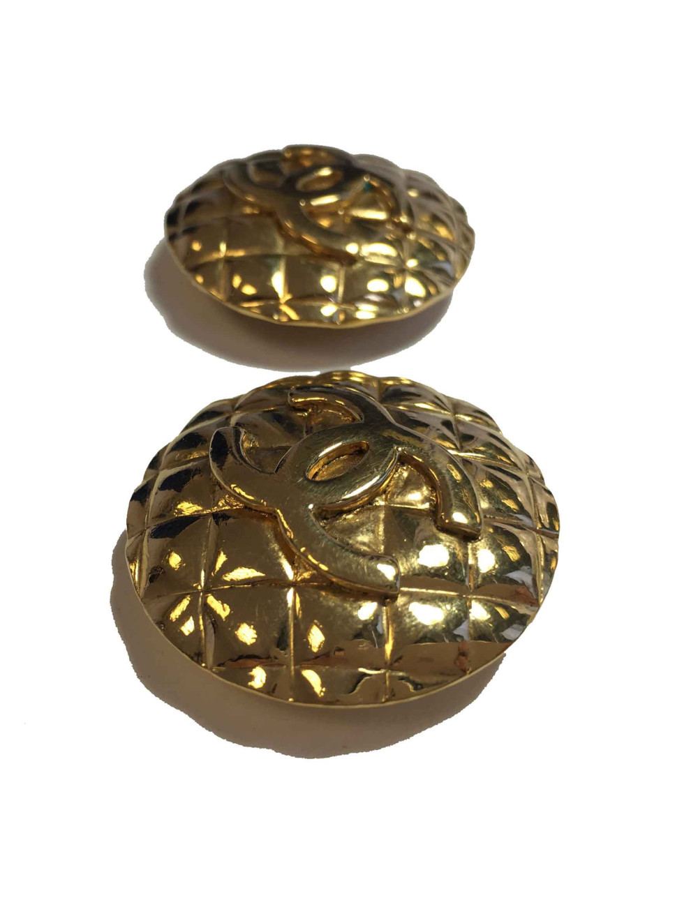 Boucles d'oreille clips CHANEL rondes en métal doré matelassé