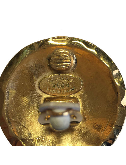 Boucles d'oreille clips CHANEL rondes en métal doré matelassé