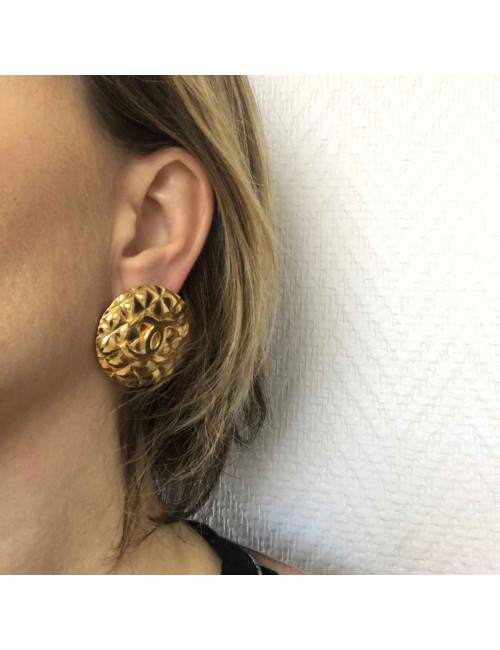 Boucles d'oreille clips CHANEL rondes en métal doré matelassé