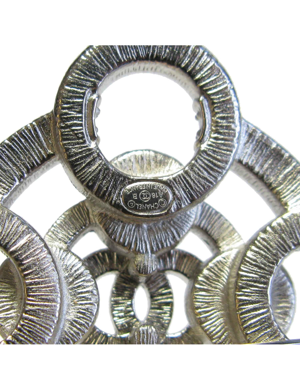 Broche CHANEL en métal argenté, perles nacrées et strass