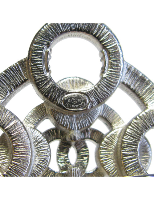 Broche CHANEL en métal argenté, perles nacrées et strass