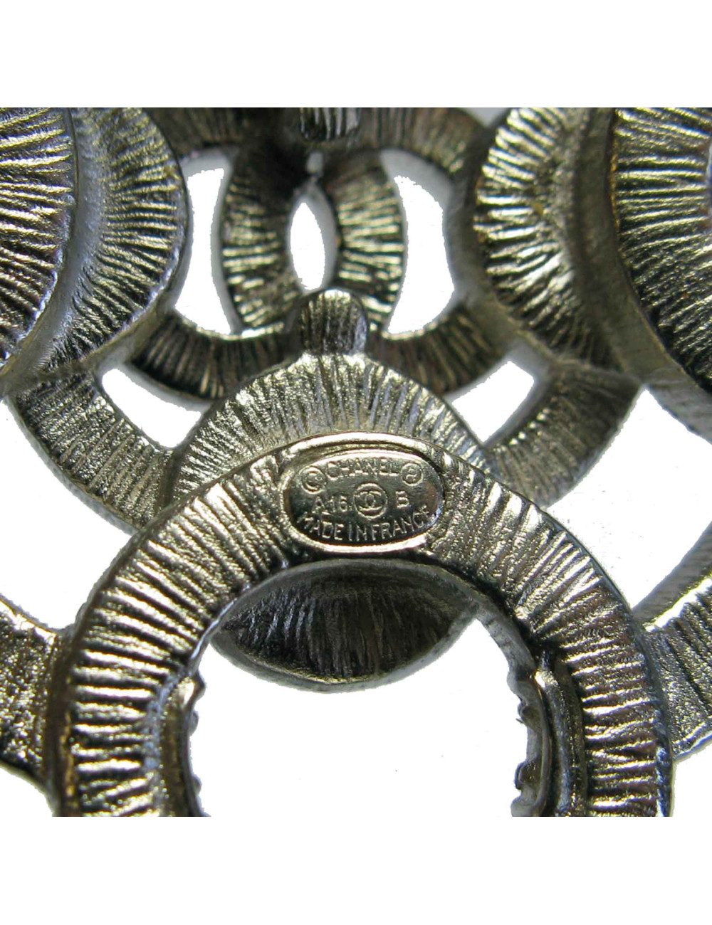 Broche CHANEL en métal argenté, perles nacrées et strass