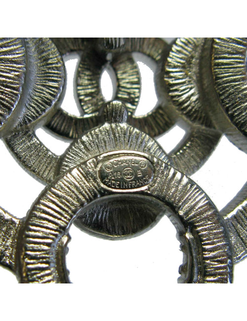 Broche CHANEL en métal argenté, perles nacrées et strass