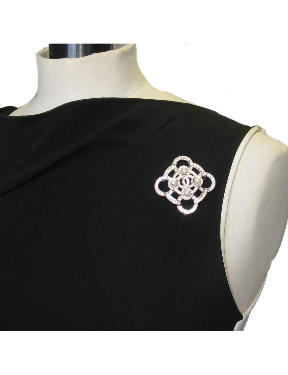 Broche CHANEL en métal argenté, perles nacrées et strass