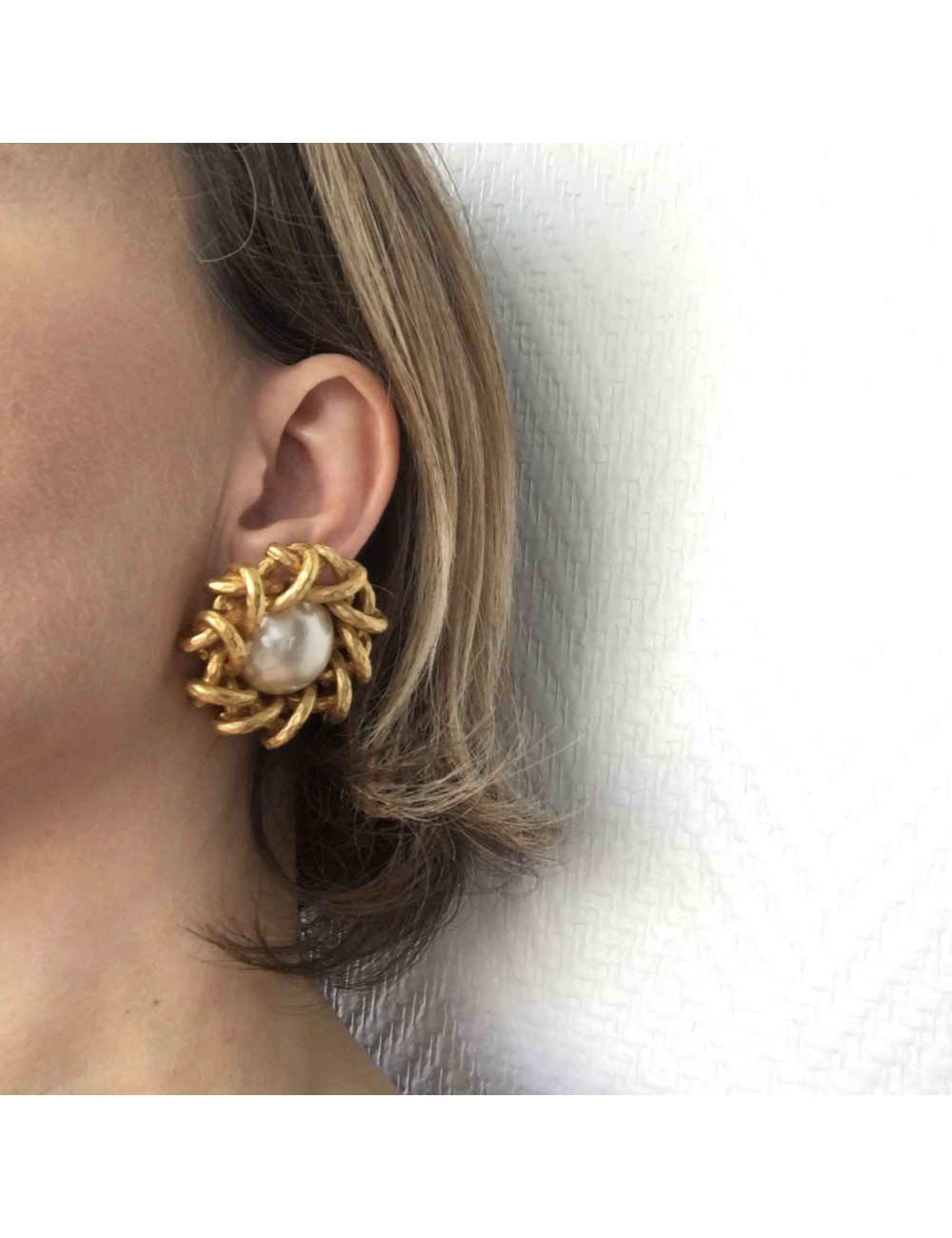 Boucles d'oreille clips CHANEL martelées et perles nacrées Couture