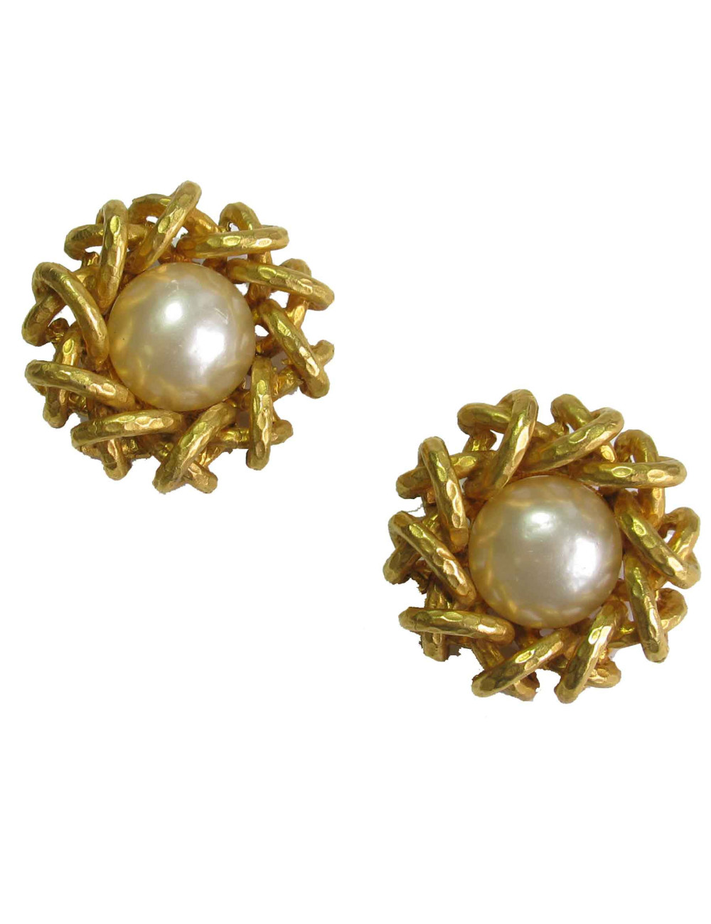 Boucles d'oreille clips CHANEL martelées et perles nacrées Couture