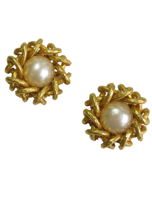 Boucles d'oreille clips CHANEL martelées et perles nacrées Couture