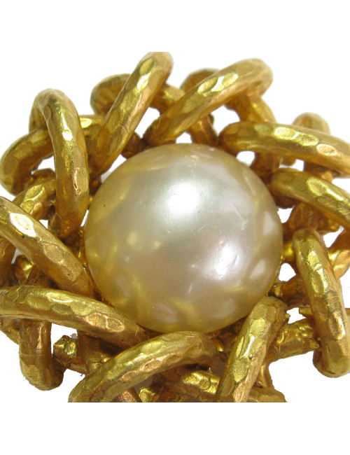 Boucles d'oreille clips CHANEL martelées et perles nacrées Couture