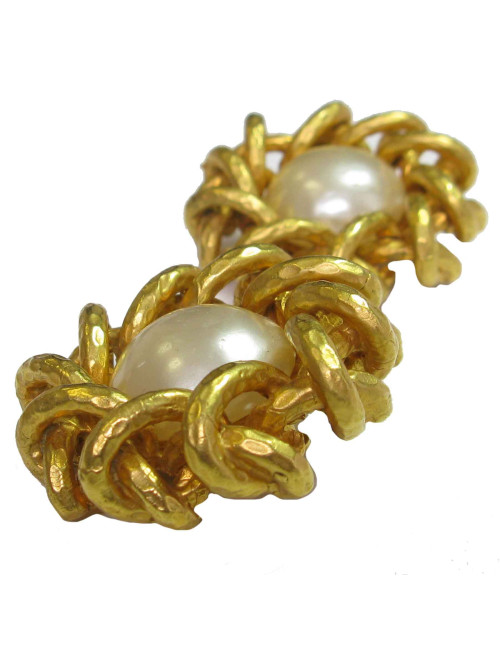 Boucles d'oreille clips CHANEL martelées et perles nacrées Couture