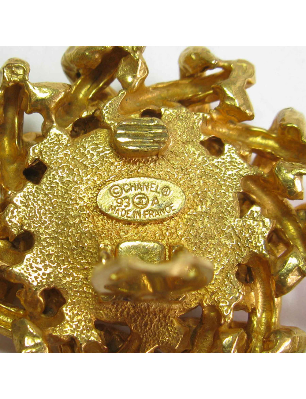 Boucles d'oreille clips CHANEL martelées et perles nacrées Couture