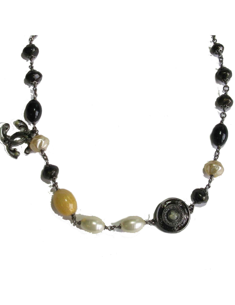 Collier CHANEL en perles nacrées, noires, CC et médaille