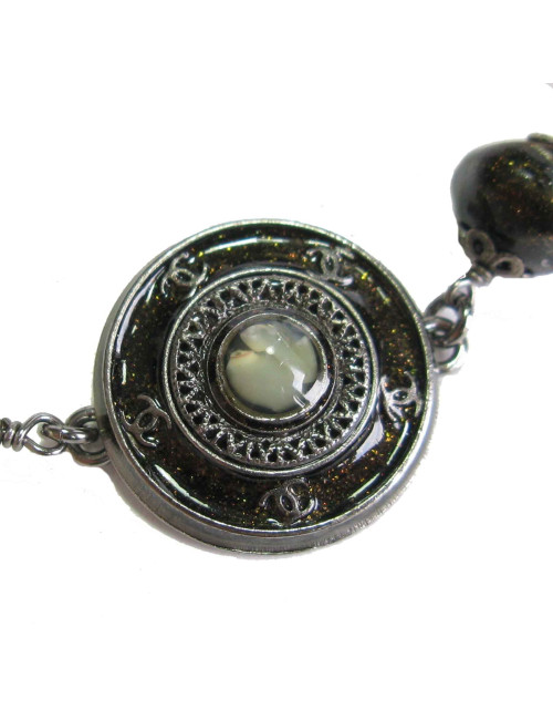 Collier CHANEL en perles nacrées, noires, CC et médaille