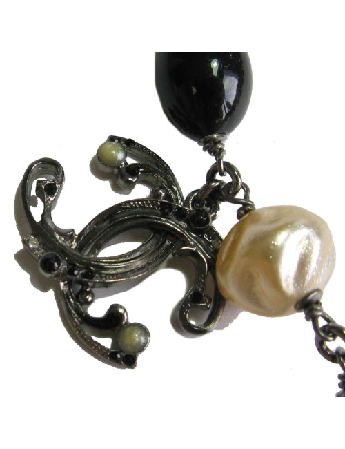 Collier CHANEL en perles nacrées, noires, CC et médaille