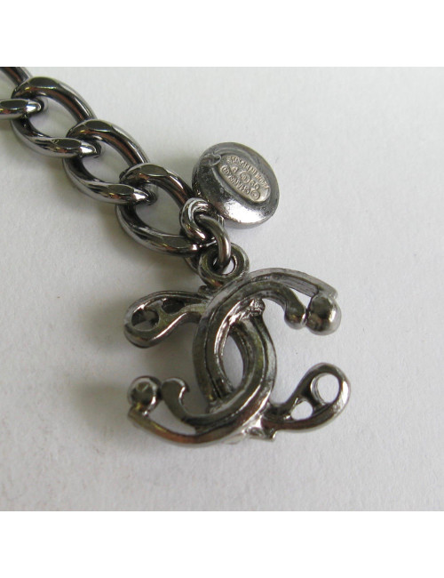 Collier CHANEL en perles nacrées, noires, CC et médaille