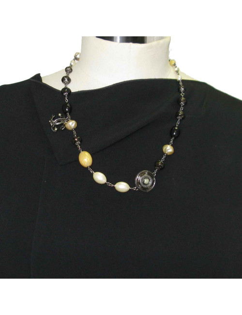 Collier CHANEL en perles nacrées, noires, CC et médaille