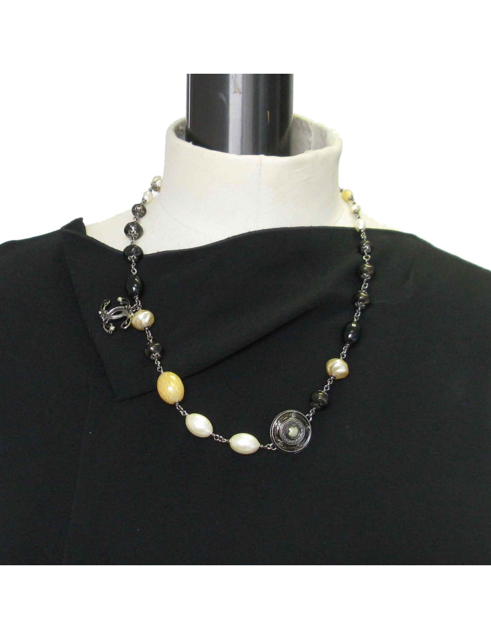 Collier CHANEL en perles nacrées, noires, CC et médaille