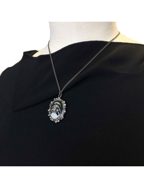 Collier CHANEL en métal argenté et plume