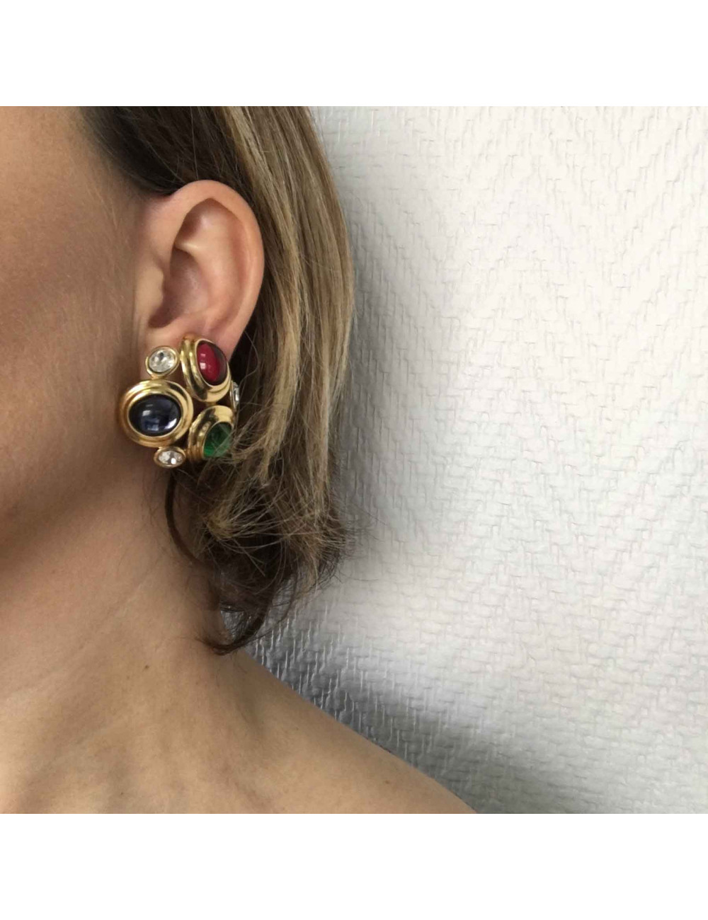 Boucles d'oreille clips MONET Vintage en métal doré, pierre fantaisie de couleur et strass