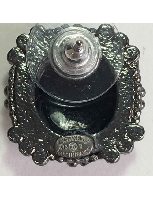 Boucles d'oreille clous CHANEL en ruthénium et résine noire