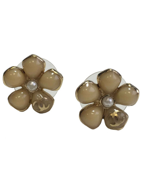CHANEL flower stud earrings in beige resin and pearly bead
