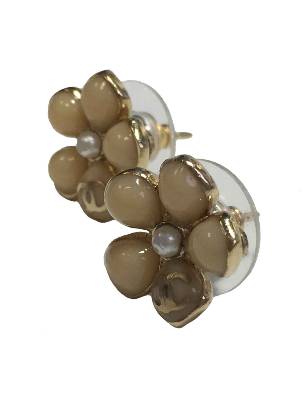 CHANEL flower stud earrings in beige resin and pearly bead