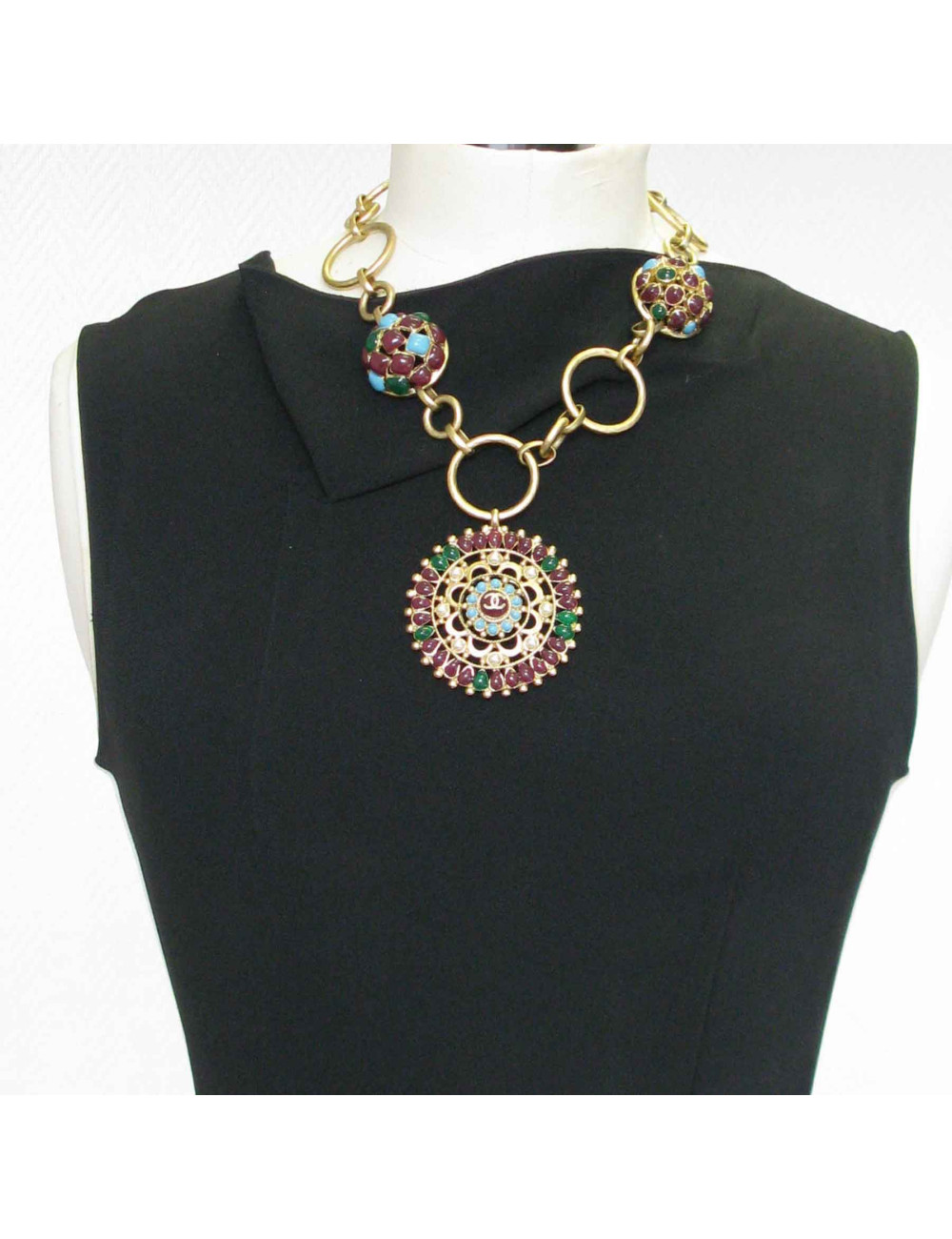 xxx Collier "Paris-Bombay" CHANEL en métal doré mat et pâte de verre de couleur